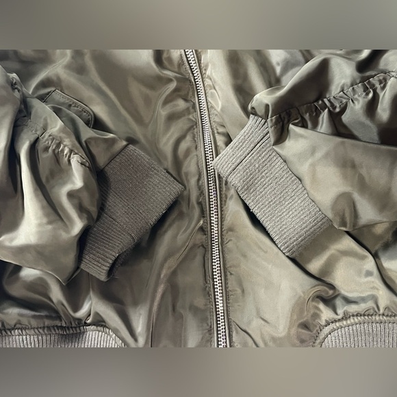 Sincerely Jules Women’s Satin Chic Olive Green Bomber Jacket Zipper Detail - Picture 7 of 16